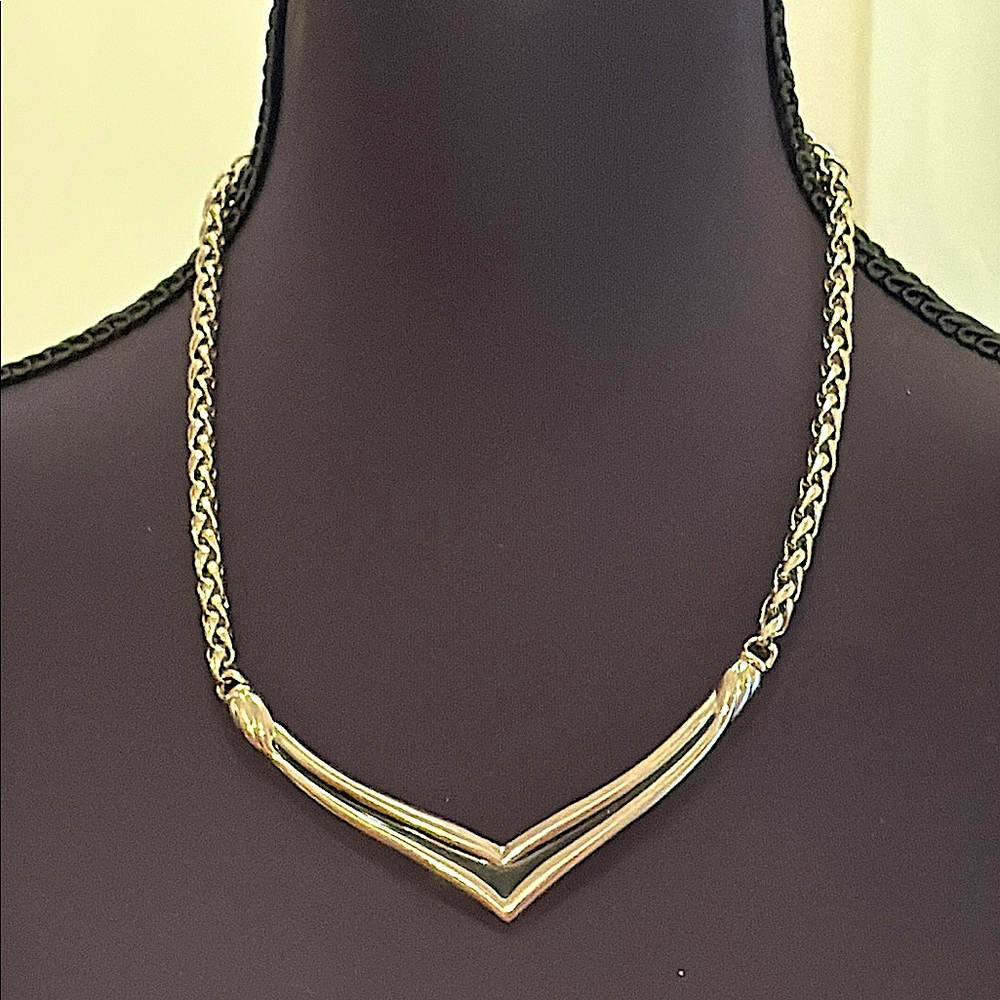 Gold Tone Necklace .  From an estate collection of vintage jewelry.
